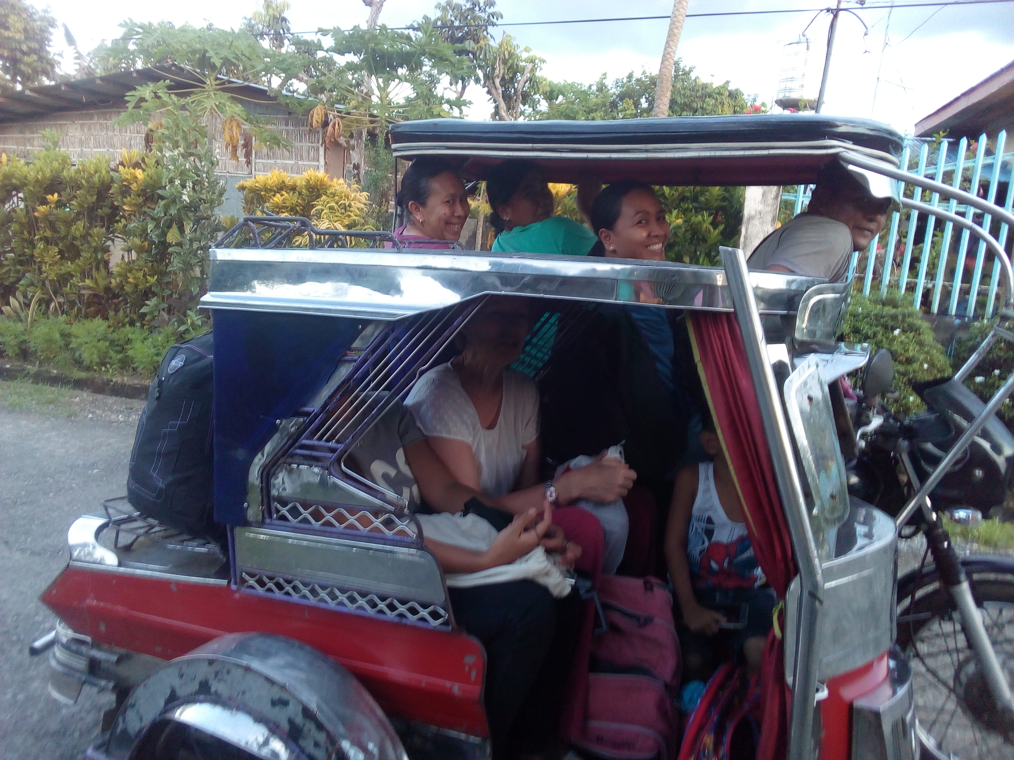 motorbike with side care- full of people